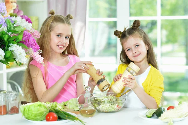 Filles Mignonnes Préparer Une Délicieuse Salade Fraîche Dans Cuisine — Photo