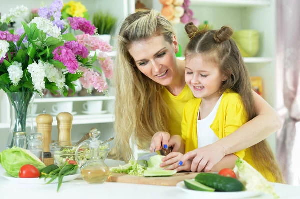 Mutter und Tochter kochen zusammen — Stockfoto