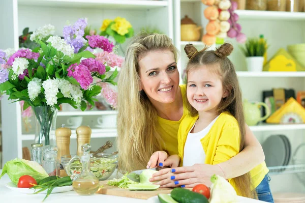 Mother and daughter cooking together — Stock Photo, Image