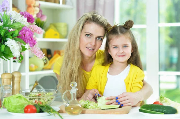 Mãe e filha cozinhar juntos — Fotografia de Stock