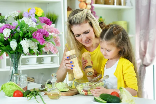 Mother and daughter cooking together — Stock Photo, Image