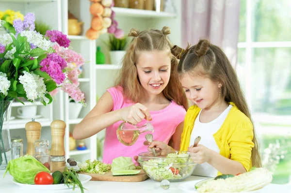 Filles Mignonnes Préparer Une Délicieuse Salade Fraîche Dans Cuisine — Photo