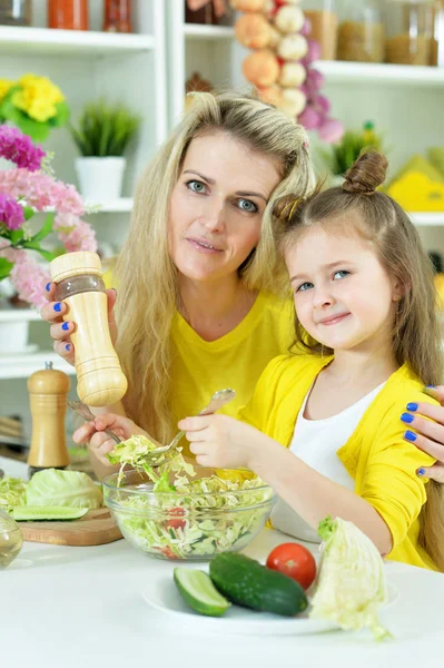 Mère et fille cuisinent ensemble — Photo