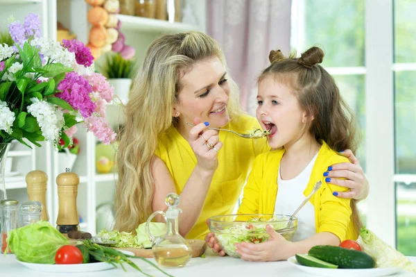 Madre e figlia cucinare insieme — Foto Stock