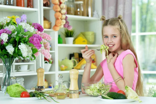 Linda Chica Comiendo Deliciosa Ensalada Fresca Cocina — Foto de Stock