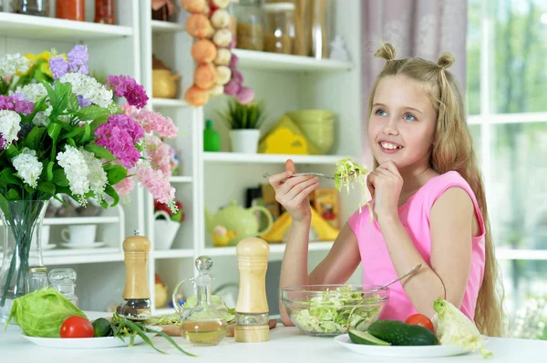 Nettes Mädchen Isst Köstlichen Frischen Salat Der Küche — Stockfoto