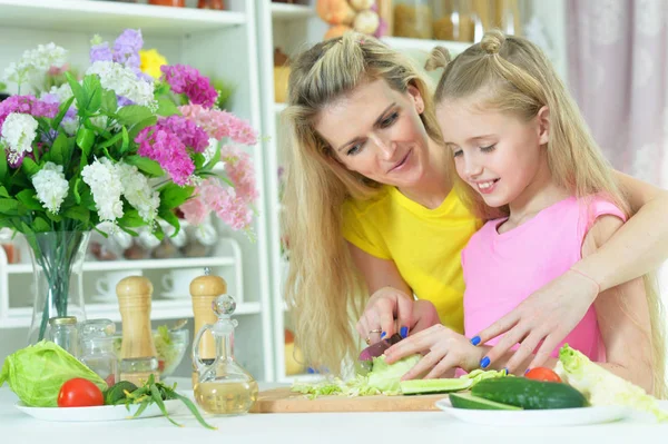 Mãe e filha cozinhar juntos — Fotografia de Stock