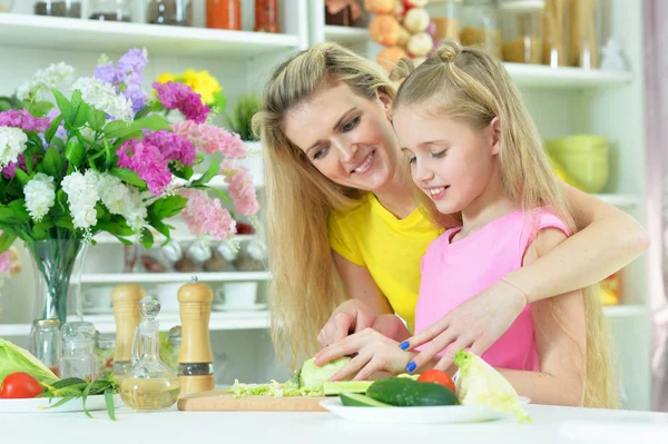 Mor och dotter lagar mat tillsammans — Stockfoto