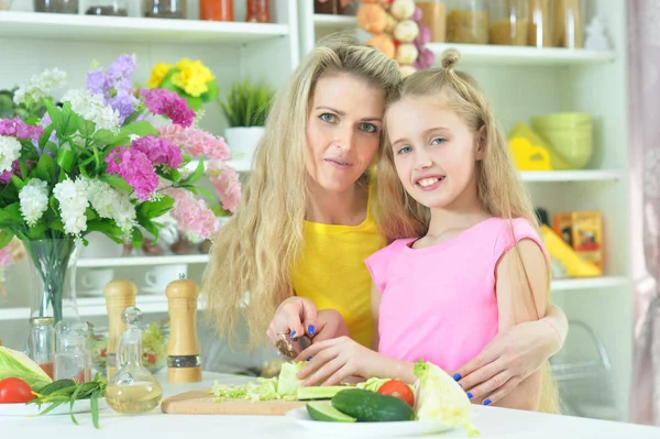 Mother and daughter cooking together — Stock Photo, Image