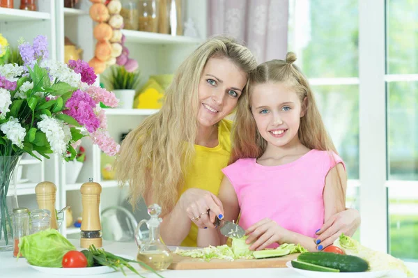 Mother and daughter cooking together — Stock Photo, Image