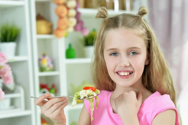 Söt Flicka Äter Utsökt Färsk Sallad Köket — Stockfoto