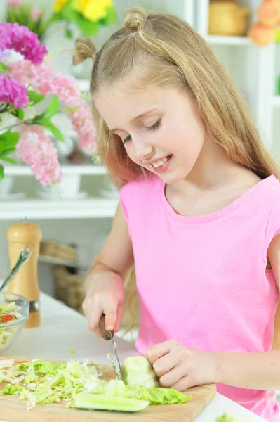 Cute Girl Przygotowanie Pyszne Świeże Sałatki Kuchni — Zdjęcie stockowe