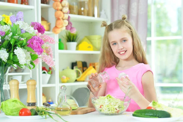 Söt Flicka Förbereder Läcker Färsk Sallad Köket — Stockfoto