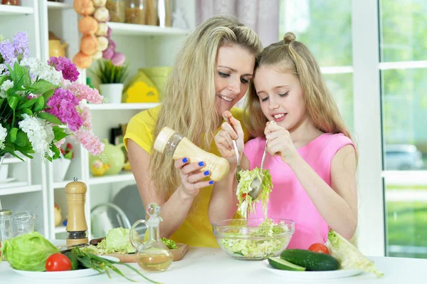 Mother and daughter cooking together — Stock Photo, Image