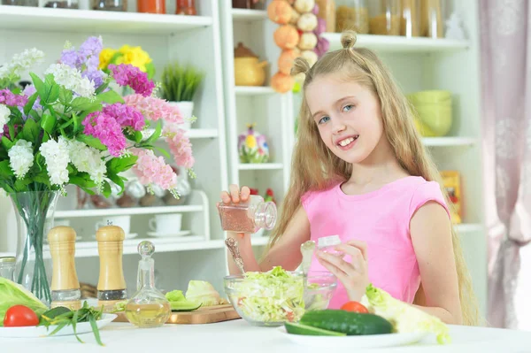 Söt Flicka Förbereder Läcker Färsk Sallad Köket — Stockfoto