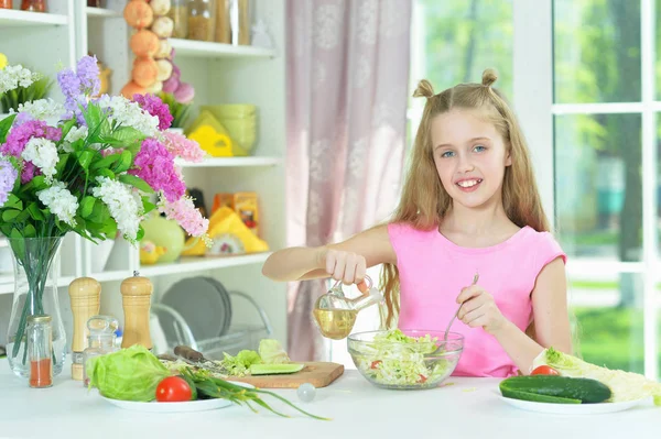 Aranyos Lány Készül Finom Friss Saláta Konyhában — Stock Fotó