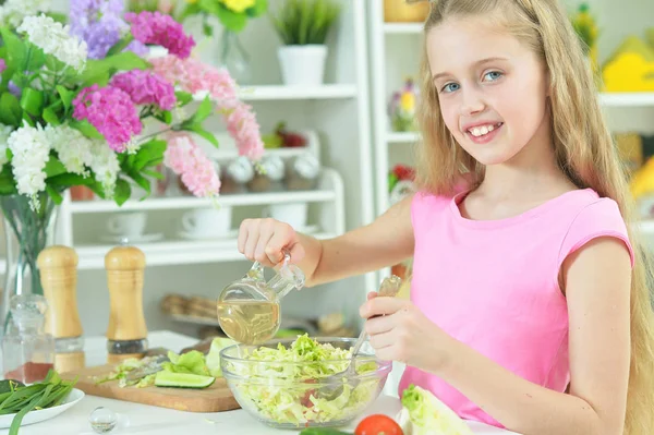 Söt Flicka Förbereder Läcker Färsk Sallad Köket — Stockfoto