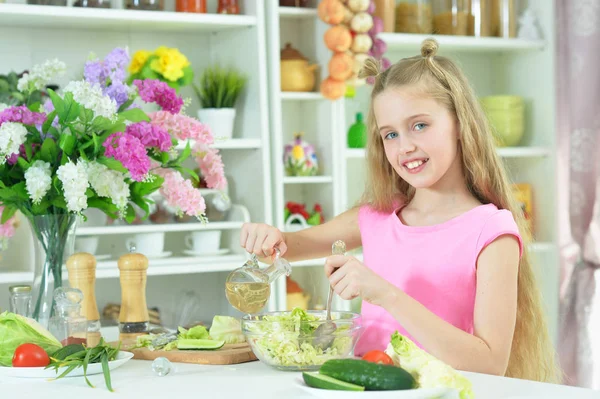 Милая Девушка Готовит Вкусный Свежий Салат Кухне — стоковое фото