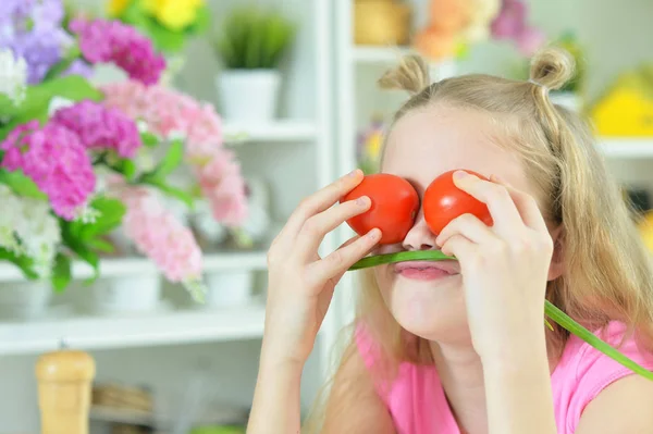 Aranyos Lány Játszik Paradicsommal Konyhában — Stock Fotó