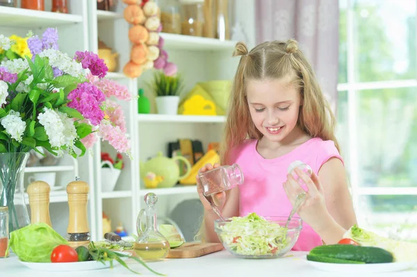 Cute Girl Przygotowanie Pyszne Świeże Sałatki Kuchni — Zdjęcie stockowe