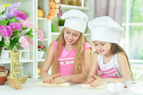 Lindas Niñas Chefs Sombreros Haciendo Masa Cocina Casa —  Fotos de Stock