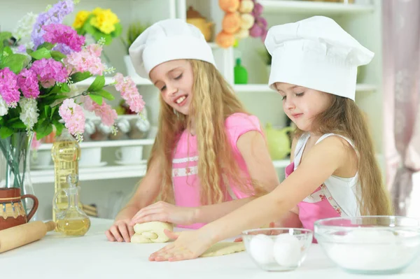 Sevimli Küçük Kız Mutfakta Evde Hamur Yapma Şefler Şapka Içinde — Stok fotoğraf