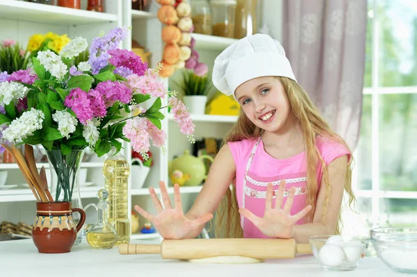 Junges Mädchen Backt Der Küche — Stockfoto