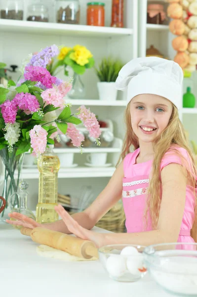 Ung Flicka Bakning Köket — Stockfoto