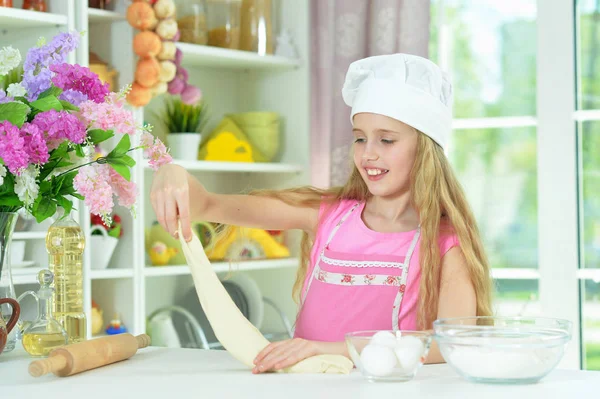 Junges Mädchen Backt Der Küche — Stockfoto