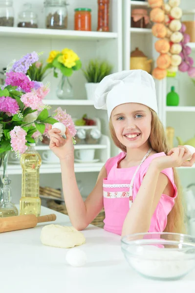 Junges Mädchen Backt Der Küche — Stockfoto