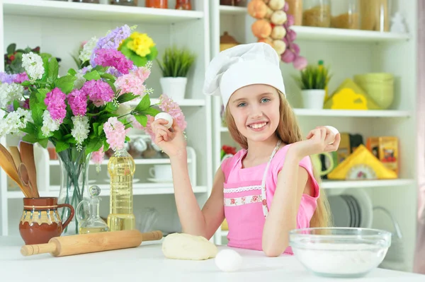 Giovane Ragazza Cottura Cucina — Foto Stock