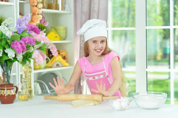Junges Mädchen Backt Der Küche — Stockfoto