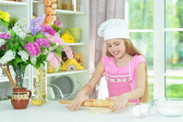 Junges Mädchen Backt Der Küche — Stockfoto