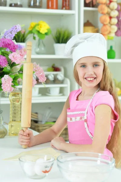 Genç Kız Mutfakta Pişirme — Stok fotoğraf