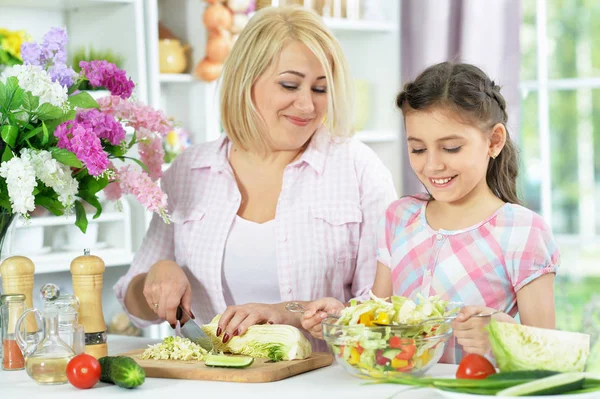 Carino Bambina Con Sua Madre Cucinare Insieme Tavolo Cucina — Foto Stock