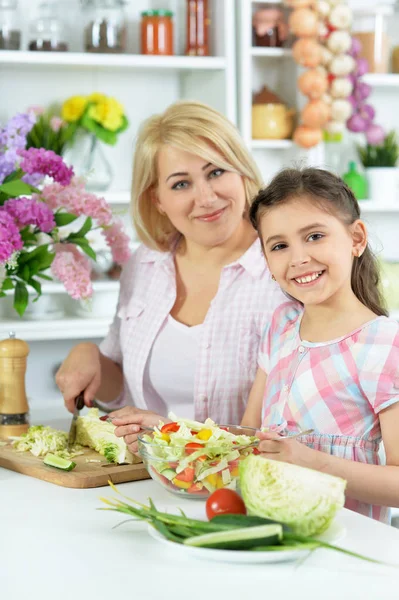 Carino Bambina Con Sua Madre Cucinare Insieme Tavolo Cucina — Foto Stock