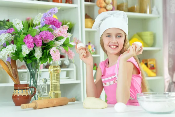 Junges Mädchen Backt Der Küche — Stockfoto