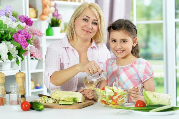 Nettes Kleines Mädchen Mit Ihrer Mutter Beim Gemeinsamen Kochen Küchentisch — Stockfoto