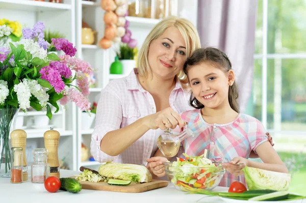Nettes Kleines Mädchen Mit Ihrer Mutter Beim Gemeinsamen Kochen Küchentisch — Stockfoto