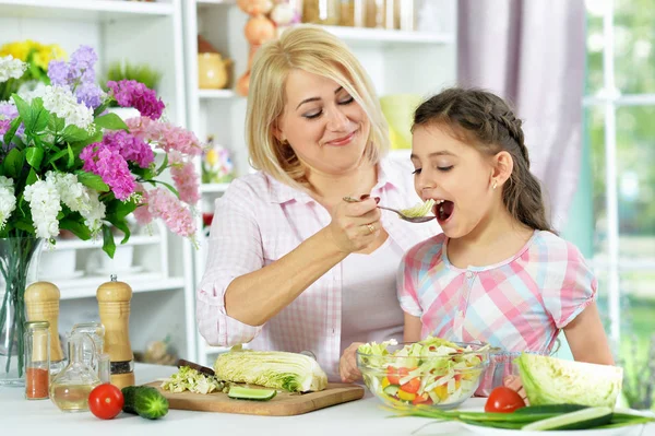 Söt Liten Flicka Med Sin Mamma Matlagning Tillsammans Vid Köksbordet — Stockfoto