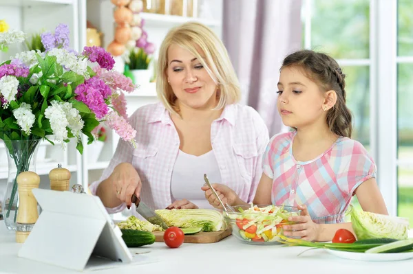 Schattig Klein Meisje Met Haar Moeder Koken Samen Aan Keukentafel — Stockfoto