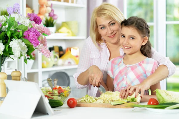 Sevimli Küçük Kız Annesiyle Birlikte Tablete Ile Mutfak Masasında Yemek — Stok fotoğraf