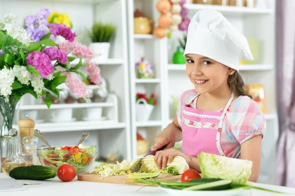 Söt Flicka Förbereder Läcker Färsk Sallad Köket — Stockfoto