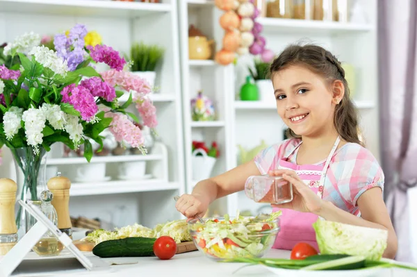 Schattig Klein Meisje Voorbereiding Van Frisse Salade Keukentafel Met Tablet — Stockfoto
