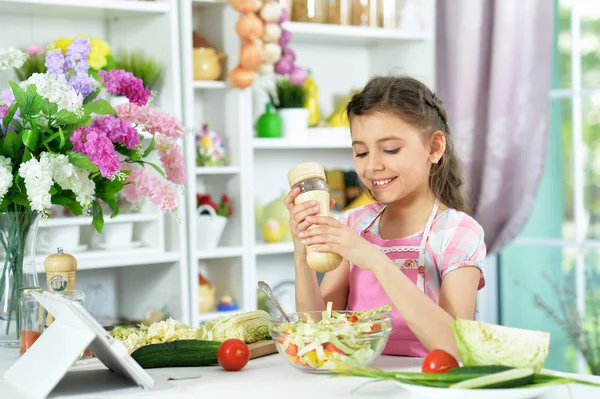 Nettes Kleines Mädchen Bereitet Mit Tablet Hause Frischen Salat Auf — Stockfoto