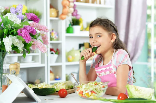 Linda Niña Preparando Ensalada Fresca Mesa Cocina Con Tableta Casa — Foto de Stock