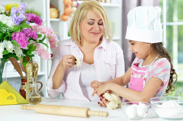 Schattig Meisje Witte Hoed Met Haar Moeder Deeg Maken Keuken — Stockfoto