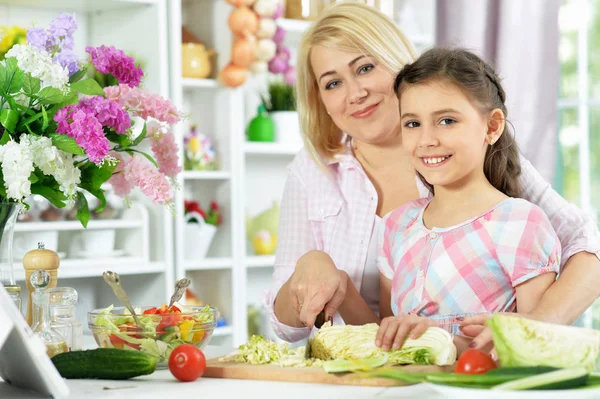 Sevimli Küçük Kız Annesiyle Birlikte Tablete Ile Mutfak Masasında Yemek — Stok fotoğraf
