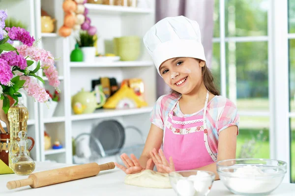 Nettes Mädchen Macht Teig Der Küche Hause — Stockfoto