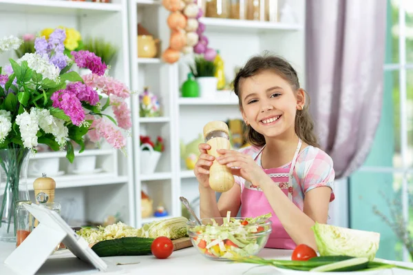 Nettes Kleines Mädchen Bereitet Mit Tablet Hause Frischen Salat Auf — Stockfoto